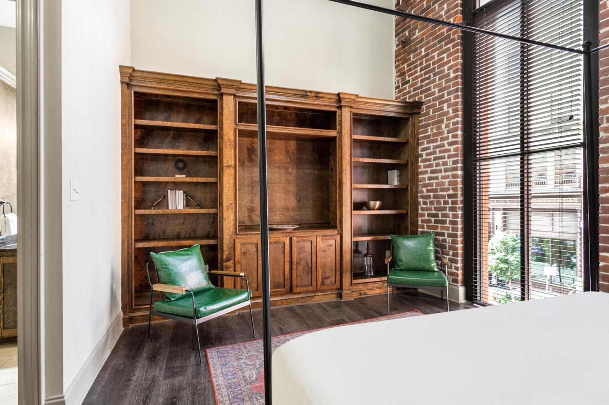 Chuck's Place Apartment
