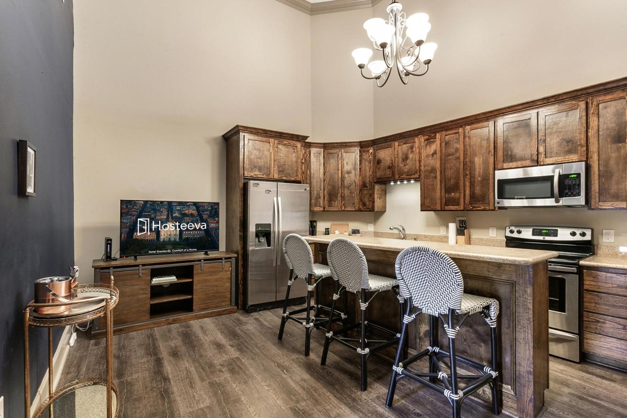 Chuck's Place Apartment